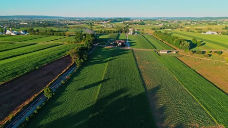 Dampfzug,-Der-An-Einem-Sonnigen-Sommertag-Durch-Amisches-Ackerland-Und-Landschaft-Fährt,-Wie-Von-Der-Drohne-Aus-Gesehen