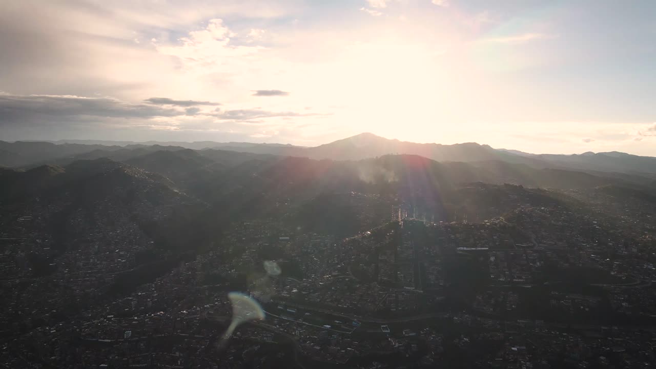 increíble toma de drones durante la puesta de sol de cuzco y sus montañas en la ciudad