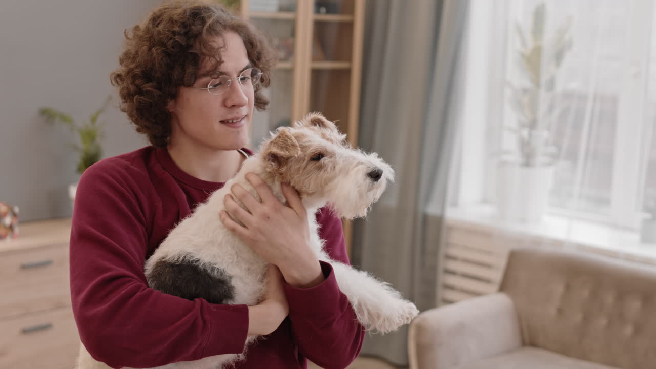 Liefdevolle man houdt Foxterriër vast