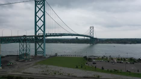 Luftaufnahme-Der-Botschafterbrücke-USA-Kanada