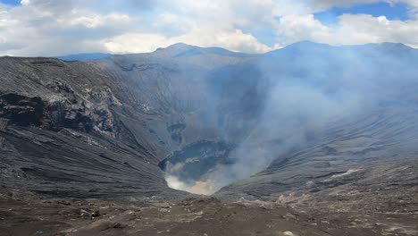 la vista desde la cima del monte bromo y muestra el cráter del monte bromo