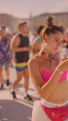 joven bailando en un festival