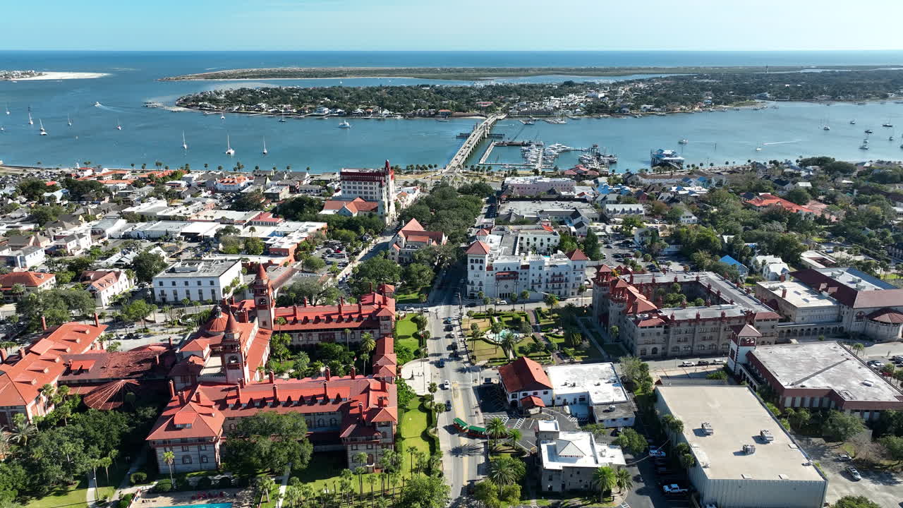 Una vista panoramica con drone mette in risalto il paesaggio urbano stratificato di St. Augustine, in Florida, dalle strade dell'entroterra alla costa