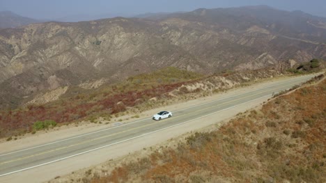 Sedán-Conduciendo-A-Lo-Largo-De-La-Vista-Panorámica-Del-Cañón-Masivo