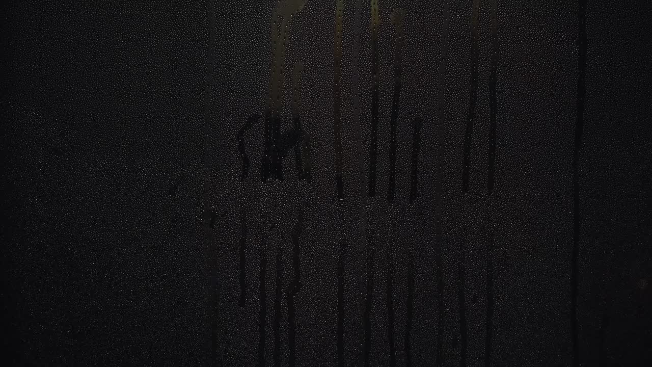 condensación en una ventana por la noche