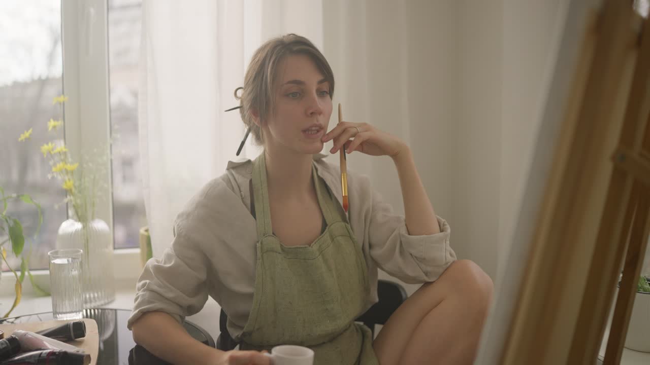 mujer artista en su estudio