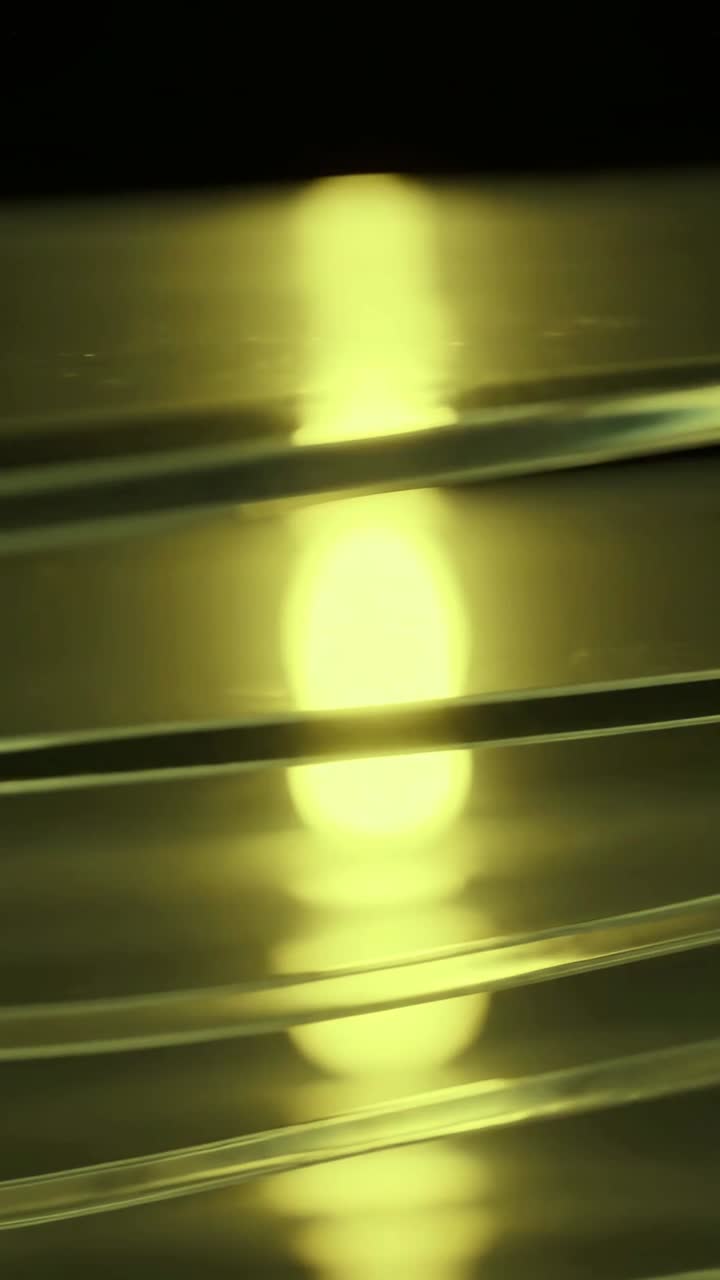 Movimento astratto di luce dorata che si riflette su pannelli di vetro