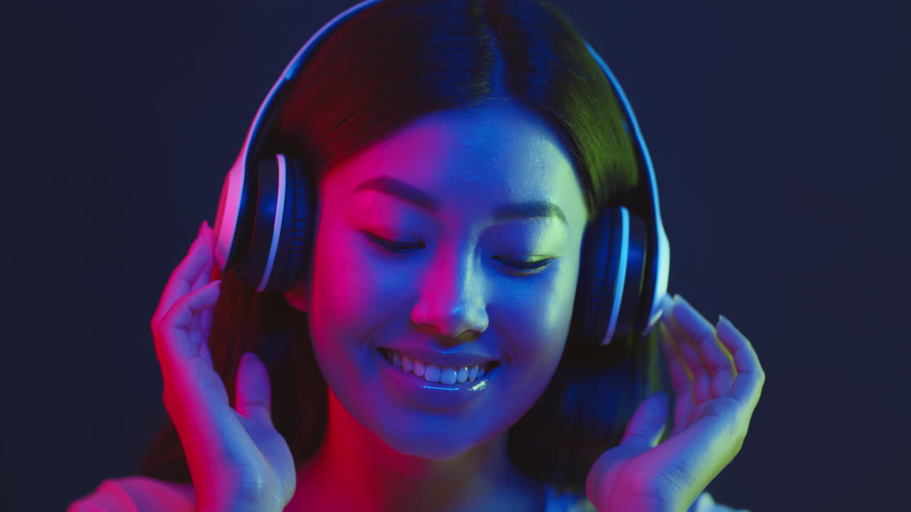 mujer disfrutando de música con auriculares