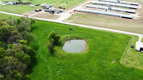 Vista-Aérea-De-La-Propiedad-De-La-Granja-Escénica-Con-La-Conducción-De-Vehículos-Durante-La-Inspección-De-La-Tierra-En-Siloam-Springs,-Arkansas,-Ee