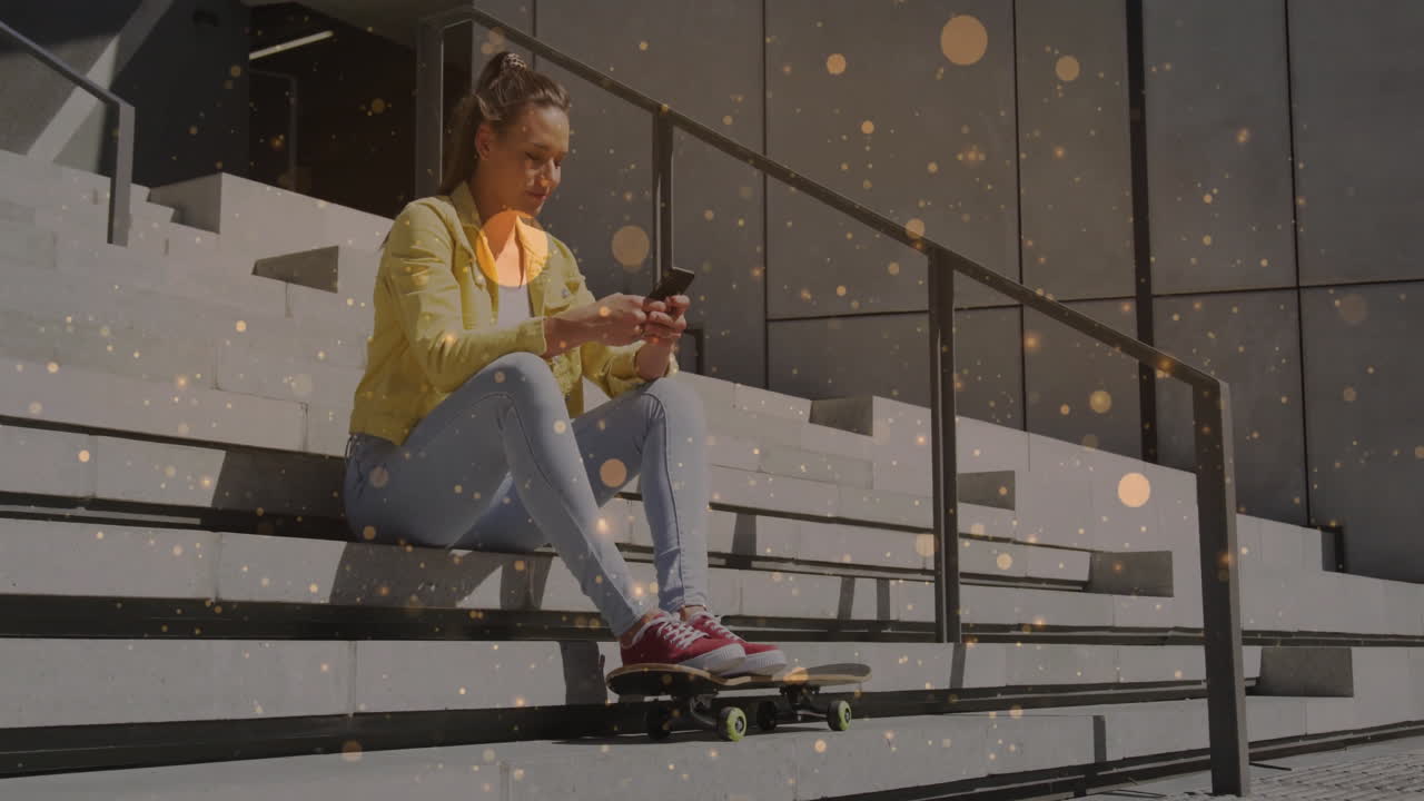 Mujer desplazándose en un smartphone en unas escaleras en una escena tecnológica, mostrando iconos de aplicaciones flotantes y un gráfico.