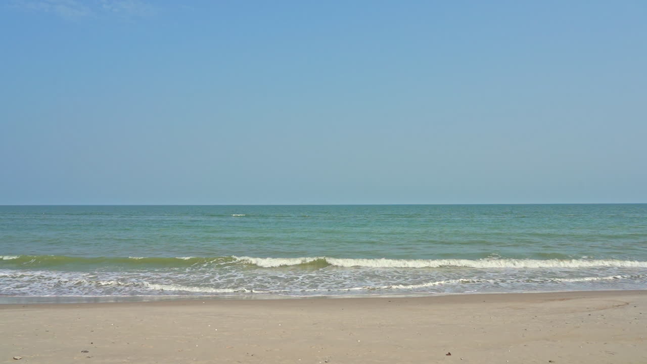 태국 코사무이 해변에서 여름 동안 열대 백사장에 부서지는 맑은 파도