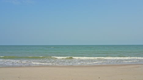Klare-Ozeanwellen,-Die-Im-Sommer-Am-Strand-Von-Koh-Samui,-Thailand,-Auf-Den-Tropischen-Weißen-Sand-Schlagen