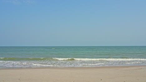 泰國科薩<unk>海灘 (koh samui beach) 在夏天,清晰的海浪撞擊熱帶白沙