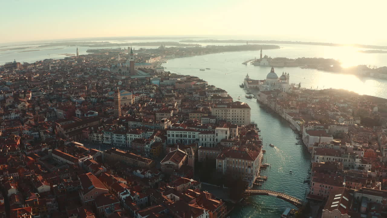 Imagem de drone de recuo que estabelece o cenário sobre a cidade central de Veneza ao nascer do sol