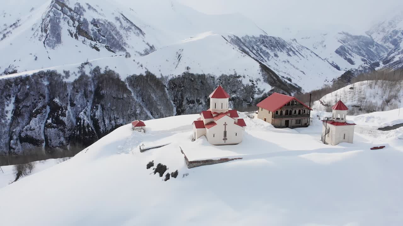 vista aérea arquitectura de la iglesia de gudauri
