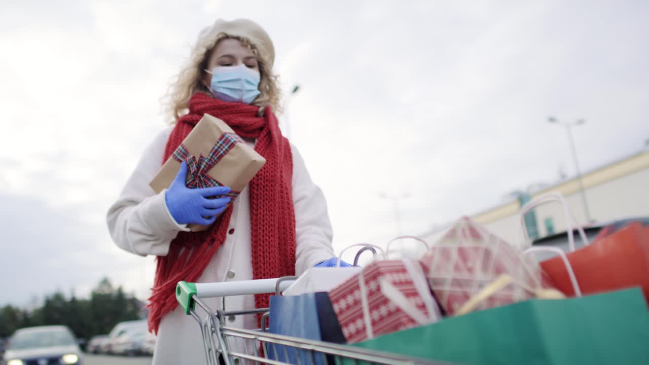 크리스마스 마스크를 입은 괴짜