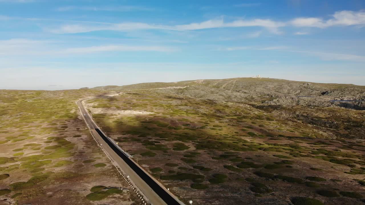 camino solitario en la cima de la montaña más alta de portugal