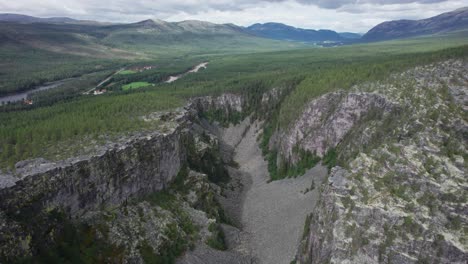 Eine-Weite-Drohnenaufnahme-Der-Jutulhogget-Schlucht,-Umgeben-Von-Grünen-Wäldern-In-Norwegen