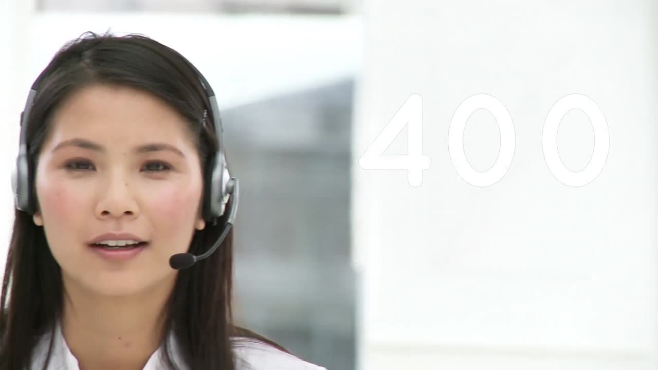電話ヘッドセットを使用するアジアのビジネスウーマン以上の数字のアニメーション