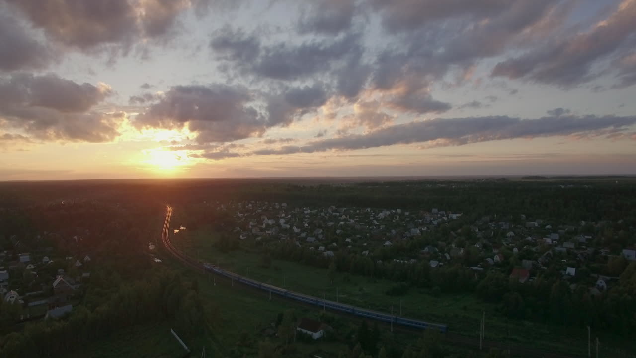 tren de pasajeros cruzando el campo vista aérea