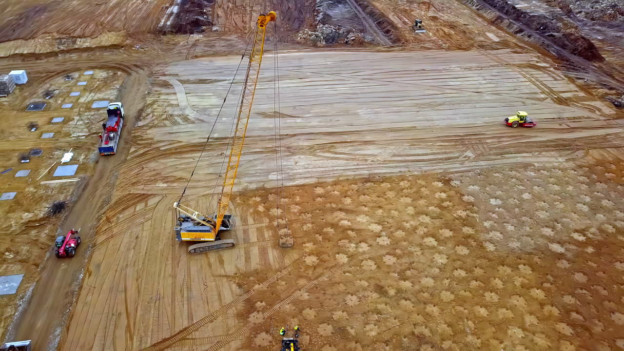 el disparo giratorio de un dron aéreo sobre las máquinas de compactación se ha utilizado para compactar la tierra durante el día