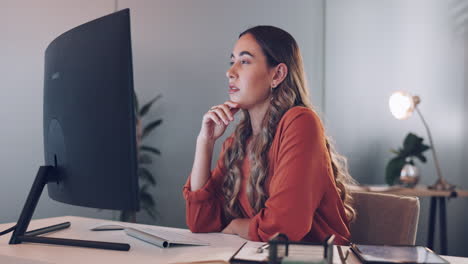 mujer de negocios, pensando y centrándose en la computadora
