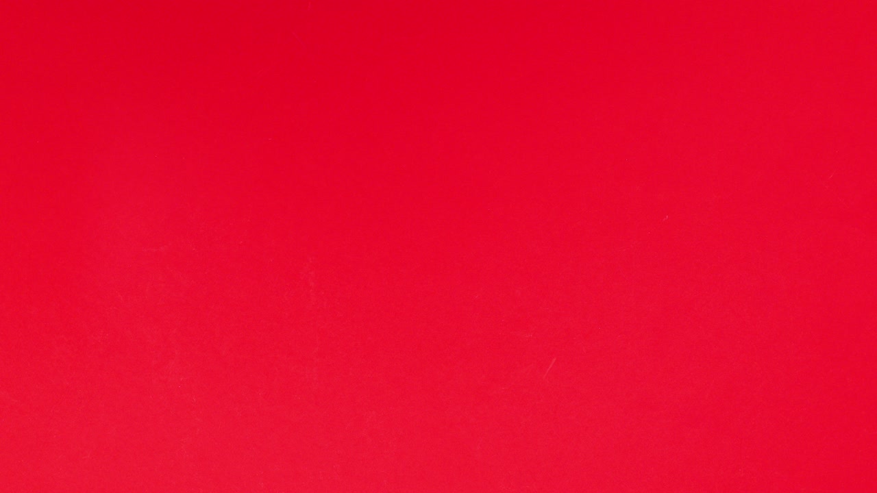 Julerensdyr og julemanden vises i venstre side på et rødt tema. Stop-motion
