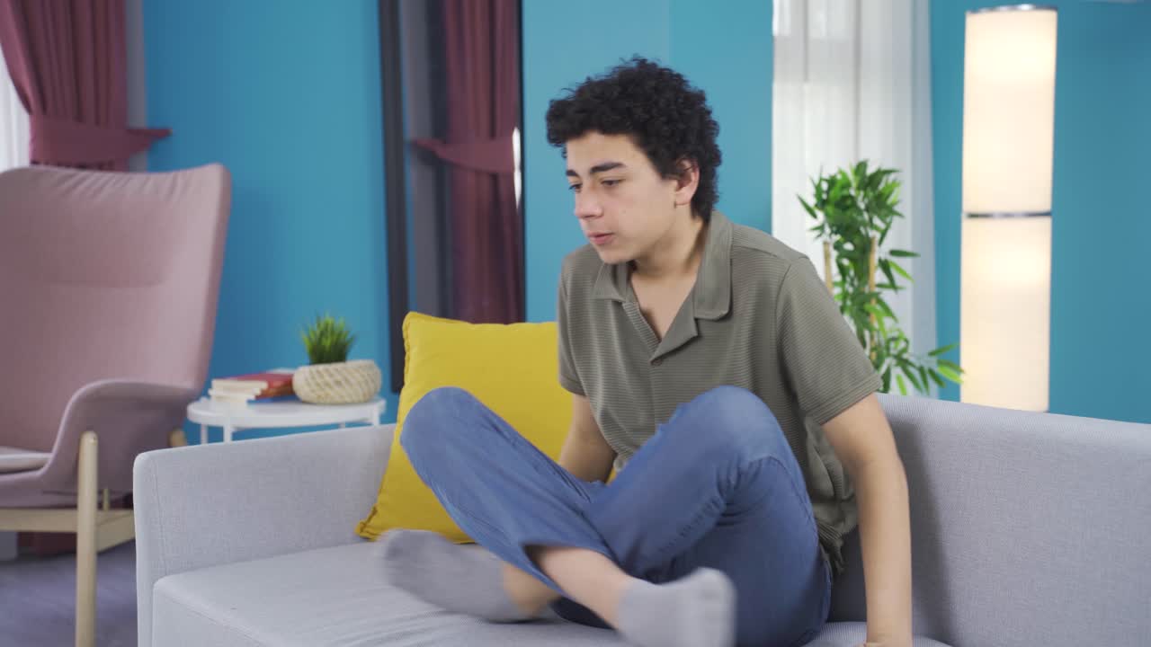 집에서 스트레스를 받고, 슬픈 소년 아주 사려깊은.