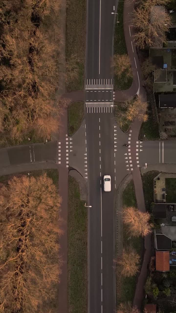 vista aérea de una intersección de una ciudad europea con coches y peatones