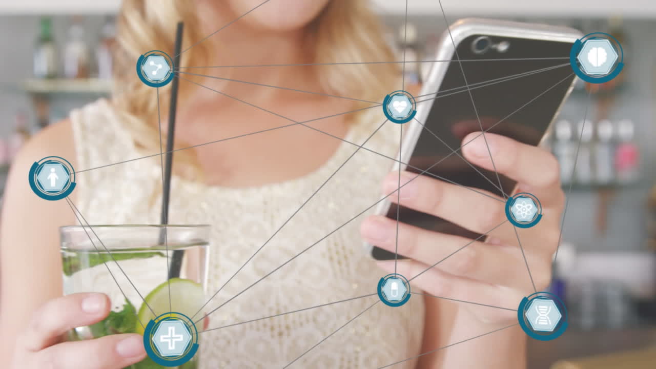 анимация сети цифровых икон на фоне средней секции женщины, использующей смартфон в баре