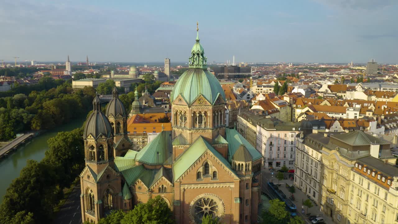 무인 항공기는 세인트 주변 궤도