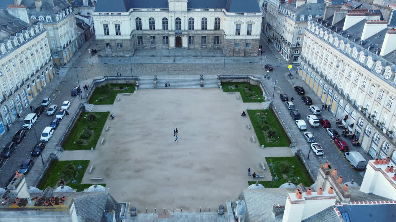 영국 의회 궁전 (rennes) 의 전면을 드러내는 공중 기울기