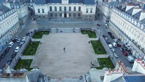 Aerial-tilt-up-revealing-facade-of-palace-of-Parliament-of-Brittany,-Rennes