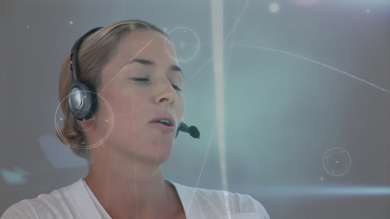 Animazione di rete di connessioni su donna d'affari con cuffie telefoniche