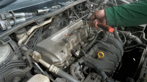 Mecánico-Desenroscando-Algunas-Piezas-Del-Motor-De-Un-Coche-Para-Comprobar-Si-Hay-Fugas-Y-Defectos-De-La-Máquina.