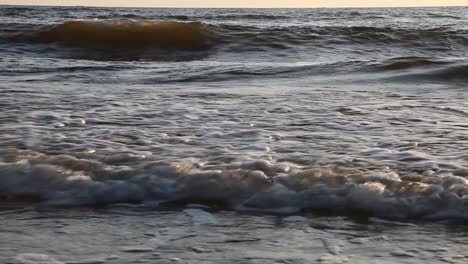 el niño se ahoga en el mar y muestra a mano