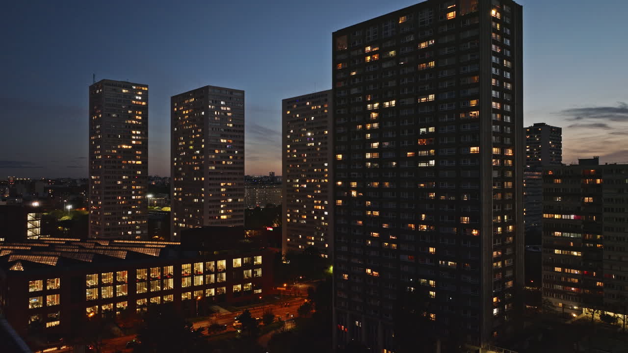 올림픽 의 독특 한 건축물 과 도시 를 강조 하는 야간 공중 사진