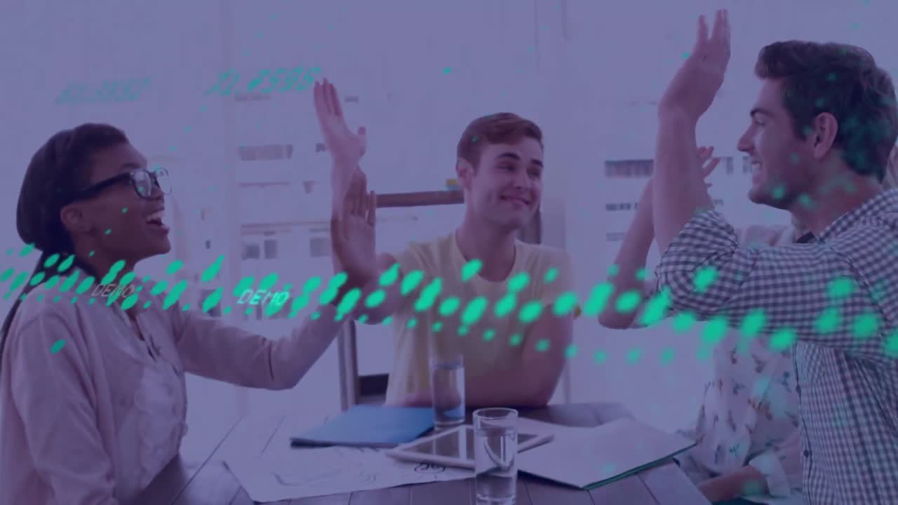 animación del procesamiento de datos sobre diversos colegas que se dan los cinco en la oficina