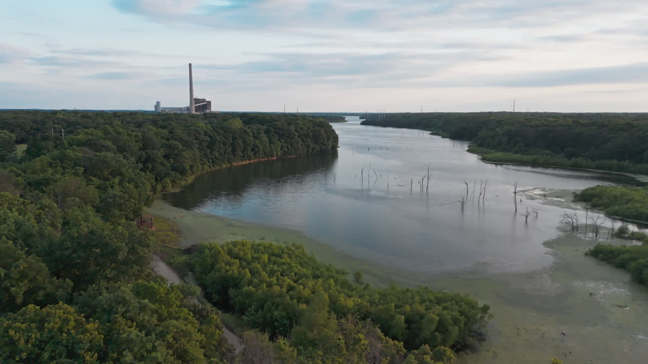 Lake Flint Creek med kraftværk i baggrunden nær Gentry, Arkansas, USA. Luftfoto