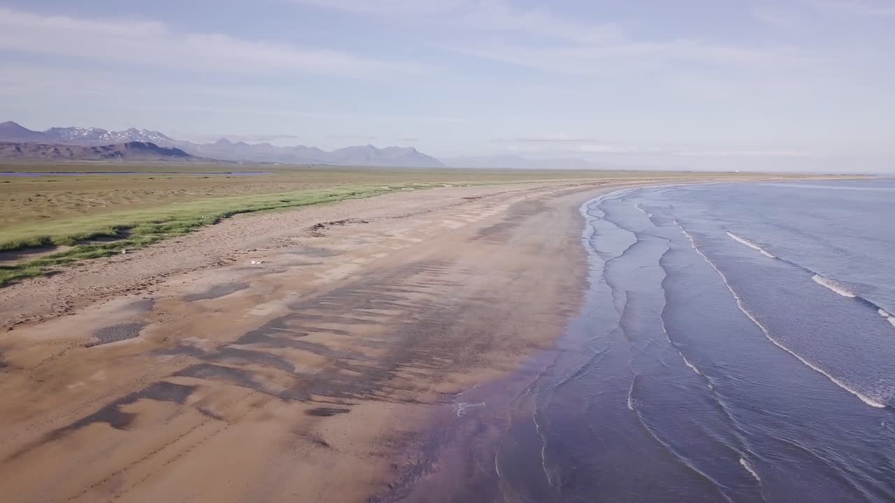 imágenes aéreas de una rara playa de arena dorada durante el verano soleado en la península de snaefellsness, islandia