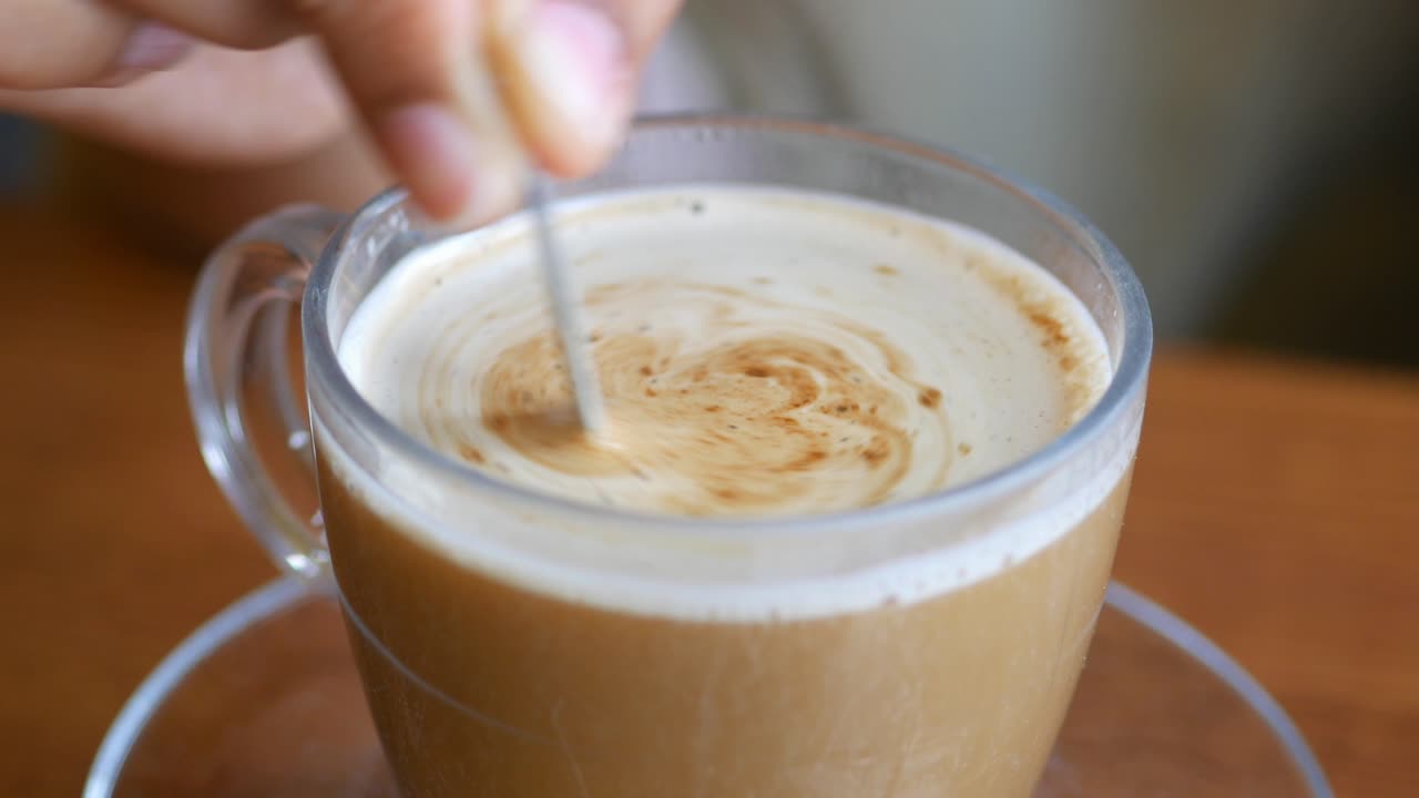 라테 아트를 만드는 것