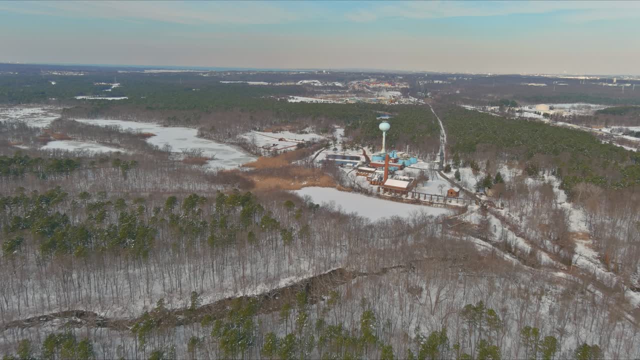 воздушный вид на очистную установку сточных вод, окружающую промышленную очистную станцию в зимний сезон