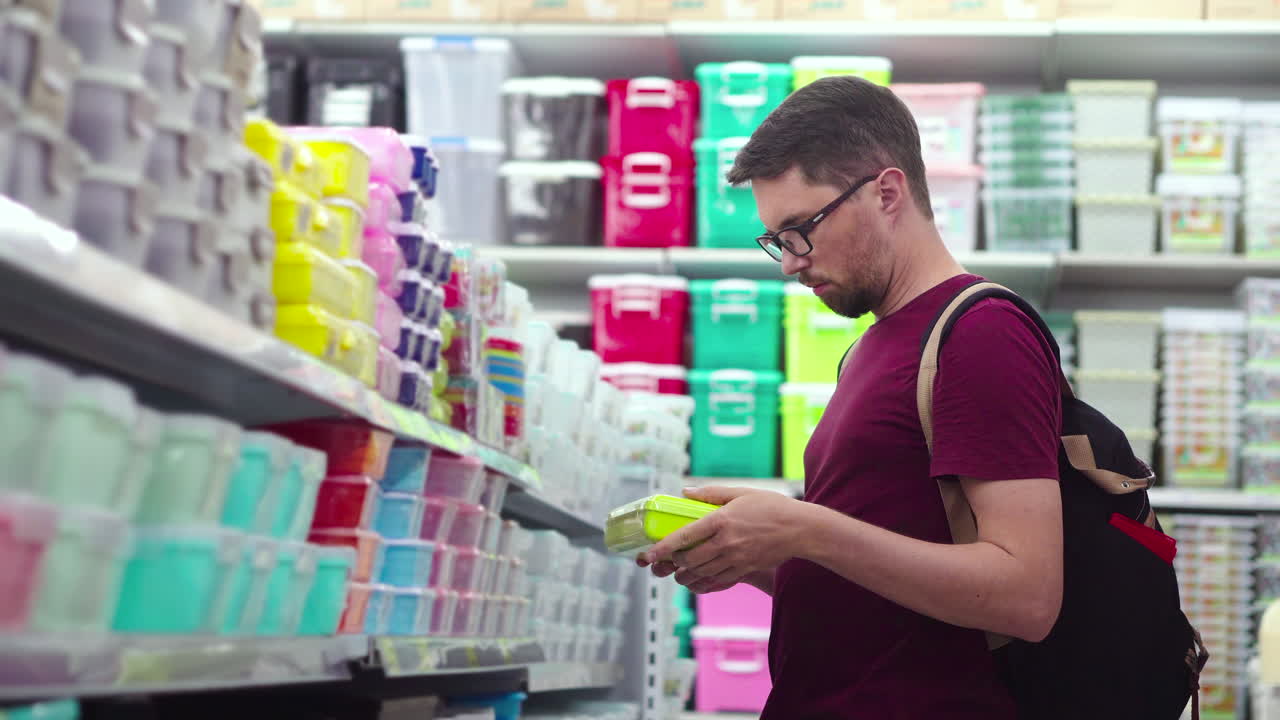 hombre comprando envases de comida en una tienda de comestibles