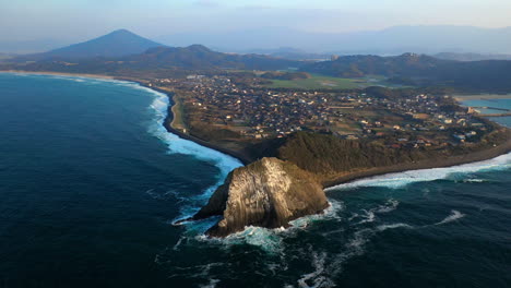 Breite-Rotierende-Drohnenaufnahme-Der-Küste-Bei-Kyushu,-Japan