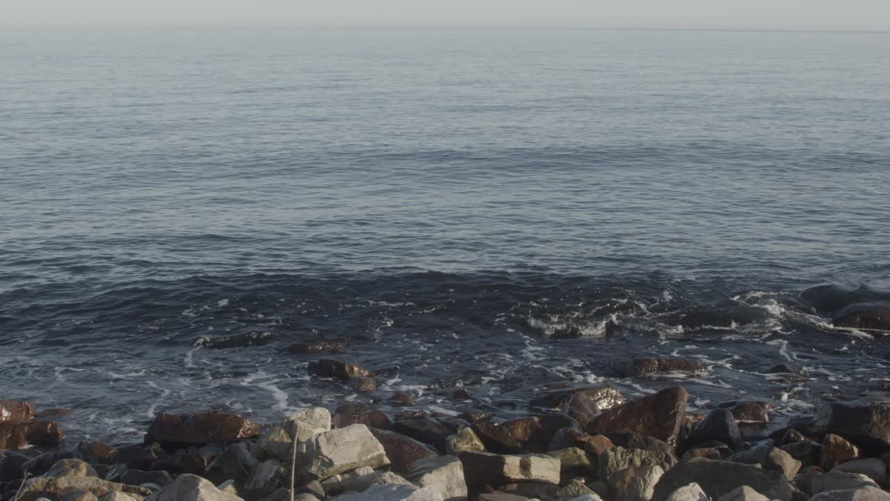 25fps에서 슬로우 모션 및 4k의 돌 블록에 대한 큰 파도 분쇄