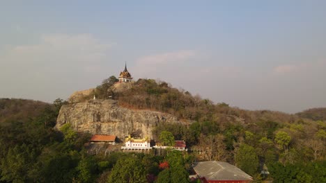 Paisaje-Descendente-Aéreo-De-La-Cima-De-La-Montaña-Hermoso-Templo-Budista-Adornado-De-La-Huella-Del-Señor-Buda