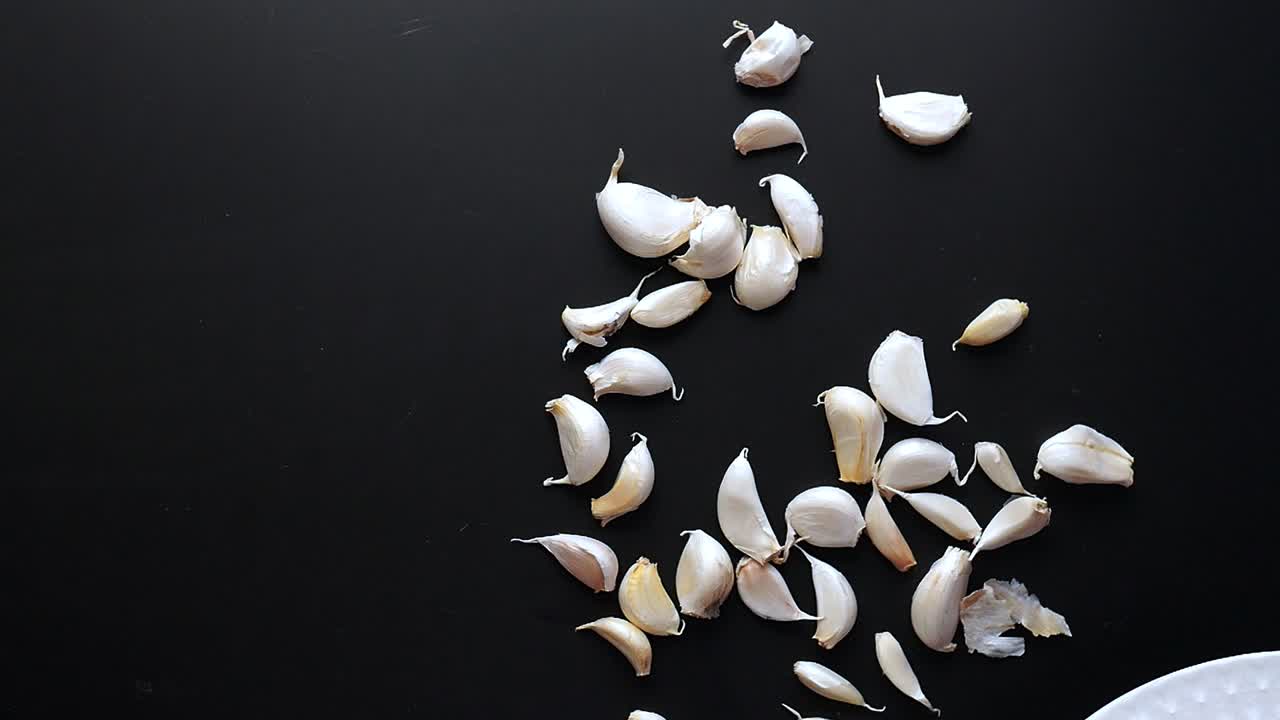 검은 바탕에 어진 마늘 어리