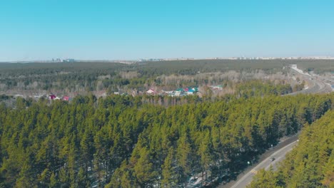 Carreteras-Sinuosas-Y-Bosques-De-Pinos-Rodean-El-Pueblo-Rural.