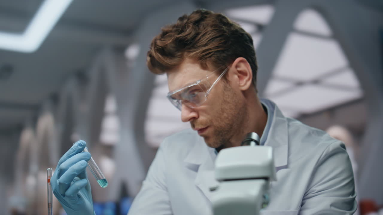 의사는 약물 플을 조사하고, 연구원은 실험실을 근접적으로 조사합니다.