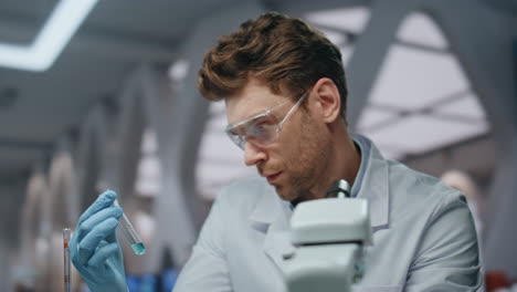 el médico investiga la muestra de la droga, el laboratorio trabaja de cerca, el investigador examina.